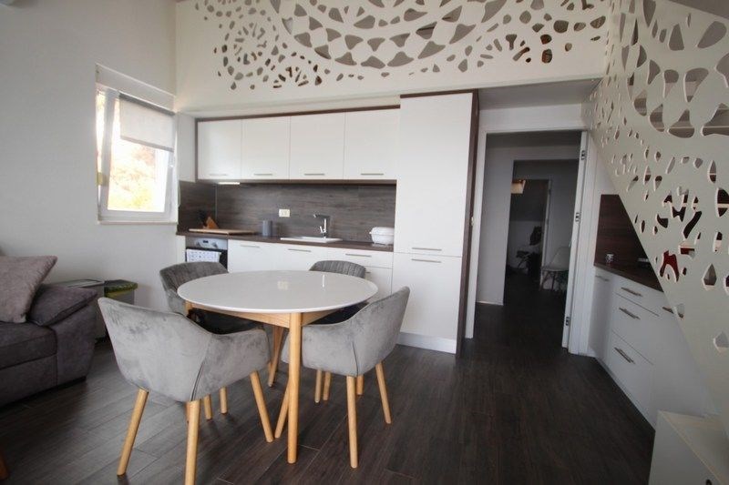 na-prodej-prostorny-apartman-s-1-loznici-galerii-velkou-terasou-garazovym-stanim-a-krasnym-vyhledem-na-more-mimice-chorvatsko