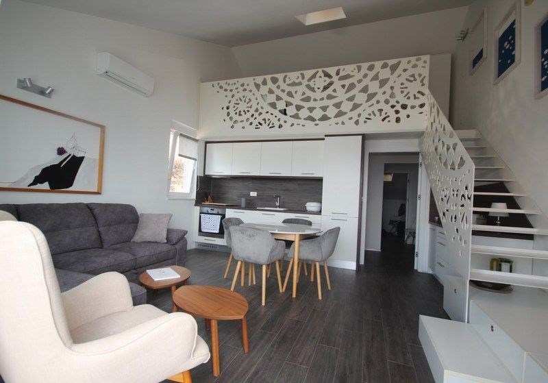 na-prodej-prostorny-apartman-s-1-loznici-galerii-velkou-terasou-garazovym-stanim-a-krasnym-vyhledem-na-more-mimice-chorvatsko