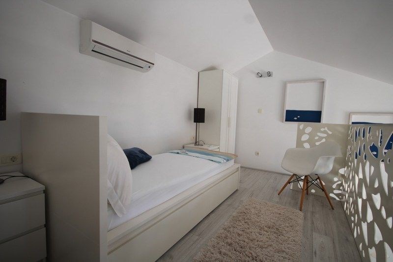 na-prodej-prostorny-apartman-s-1-loznici-galerii-velkou-terasou-garazovym-stanim-a-krasnym-vyhledem-na-more-mimice-chorvatsko