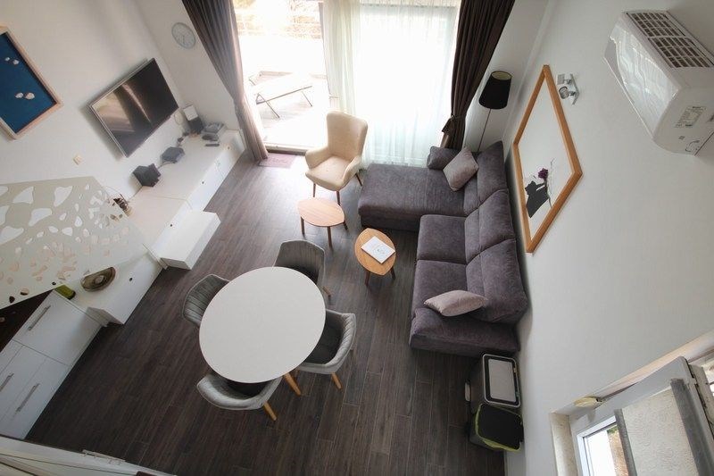 na-prodej-prostorny-apartman-s-1-loznici-galerii-velkou-terasou-garazovym-stanim-a-krasnym-vyhledem-na-more-mimice-chorvatsko