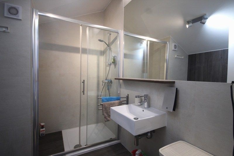 na-prodej-prostorny-apartman-s-1-loznici-galerii-velkou-terasou-garazovym-stanim-a-krasnym-vyhledem-na-more-mimice-chorvatsko