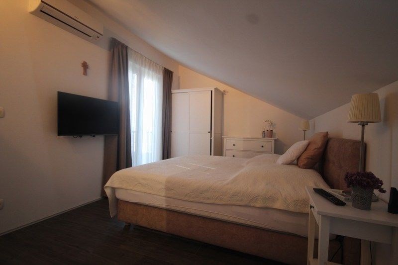 na-prodej-prostorny-apartman-s-1-loznici-galerii-velkou-terasou-garazovym-stanim-a-krasnym-vyhledem-na-more-mimice-chorvatsko