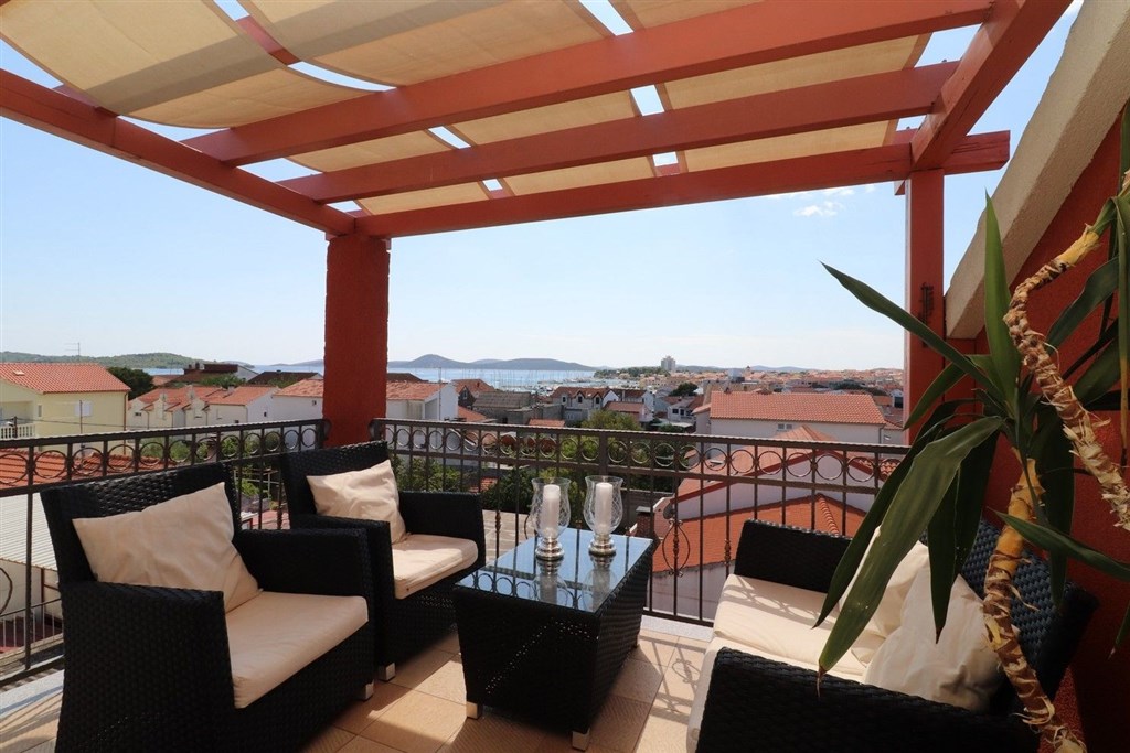 na-prodej-krasny-prostorny-apartman-se-tremi-loznicemi-dvema-terasami-dvema-parkovacimi-misty-s-vyhledem-na-more-vodice-chorvatsko