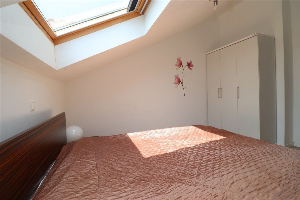 na-prodej-krasny-prostorny-apartman-se-tremi-loznicemi-dvema-terasami-dvema-parkovacimi-misty-s-vyhledem-na-more-vodice-chorvatsko