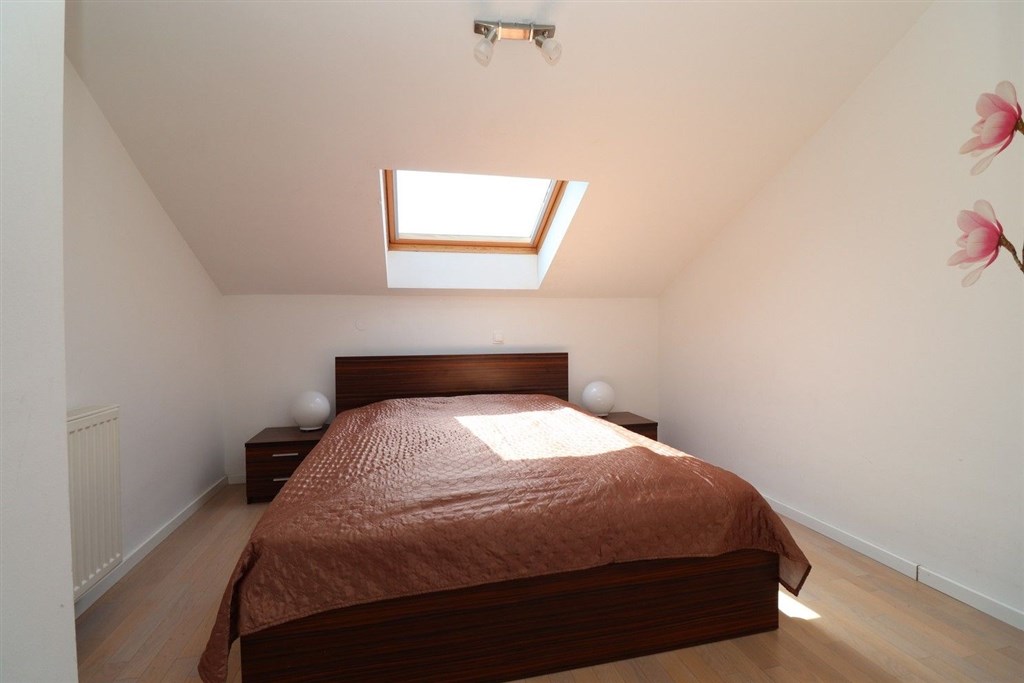 na-prodej-krasny-prostorny-apartman-se-tremi-loznicemi-dvema-terasami-dvema-parkovacimi-misty-s-vyhledem-na-more-vodice-chorvatsko