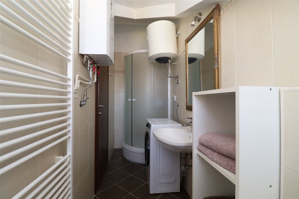 na-prodej-krasny-prostorny-apartman-se-tremi-loznicemi-dvema-terasami-dvema-parkovacimi-misty-s-vyhledem-na-more-vodice-chorvatsko