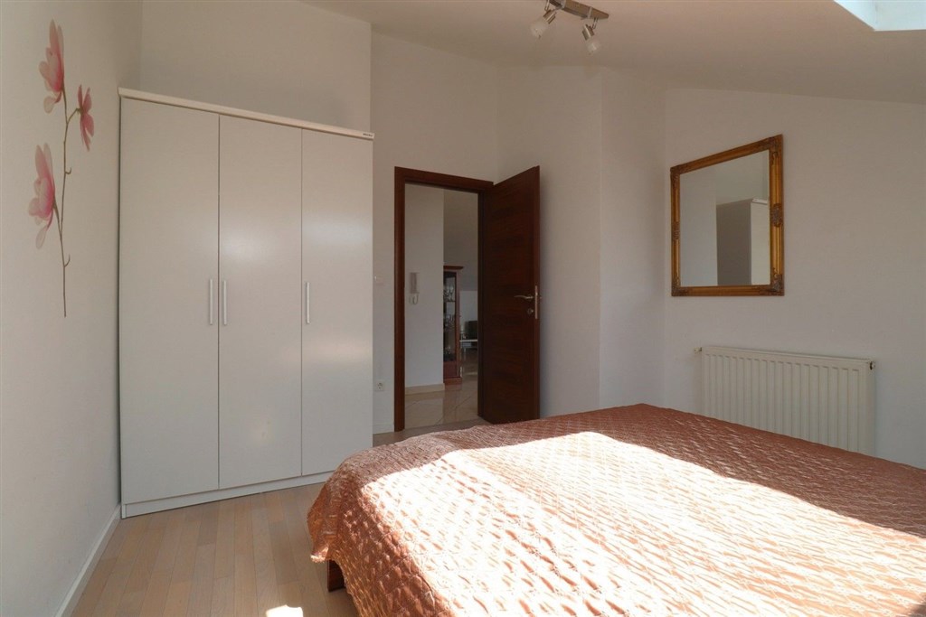 na-prodej-krasny-prostorny-apartman-se-tremi-loznicemi-dvema-terasami-dvema-parkovacimi-misty-s-vyhledem-na-more-vodice-chorvatsko