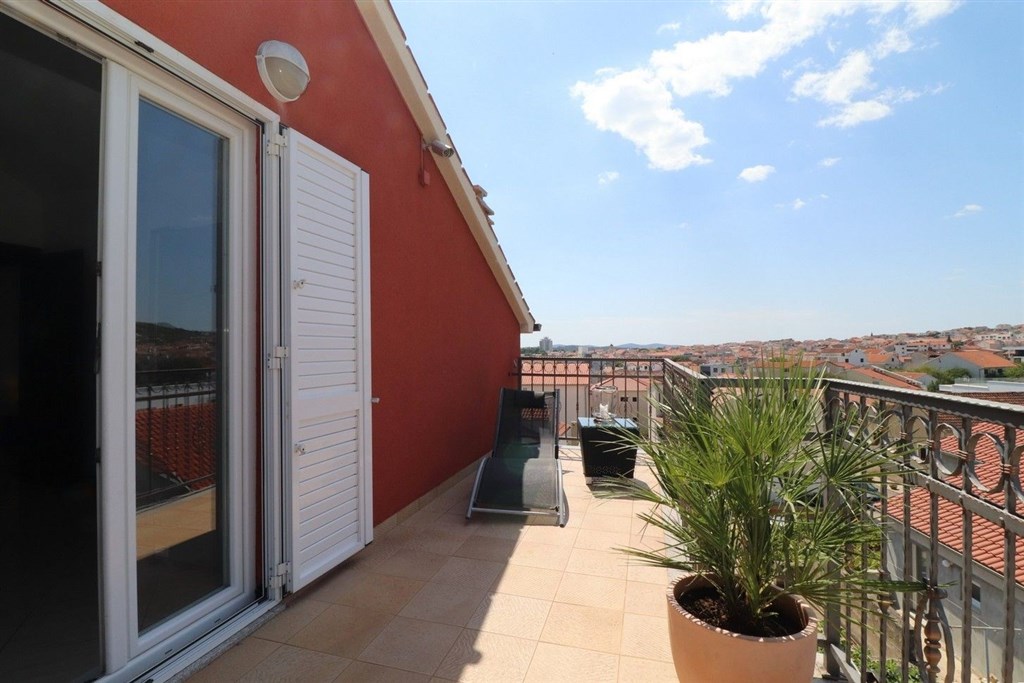 na-prodej-krasny-prostorny-apartman-se-tremi-loznicemi-dvema-terasami-dvema-parkovacimi-misty-s-vyhledem-na-more-vodice-chorvatsko