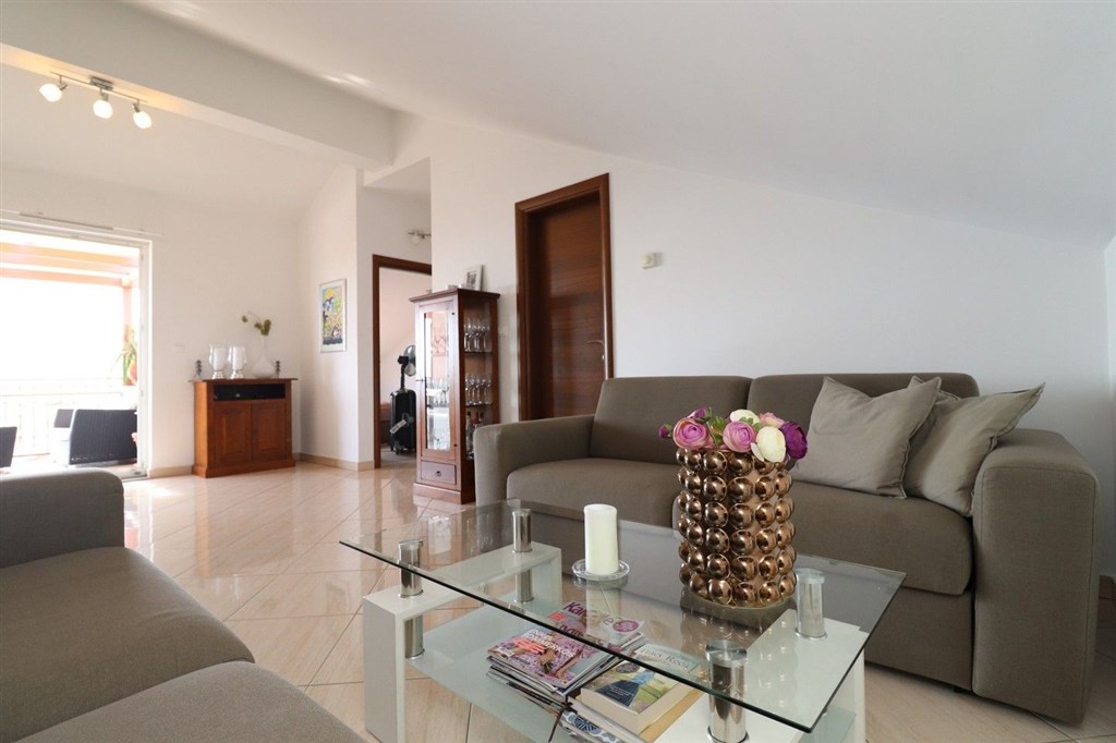 na-prodej-krasny-prostorny-apartman-se-tremi-loznicemi-dvema-terasami-dvema-parkovacimi-misty-s-vyhledem-na-more-vodice-chorvatsko