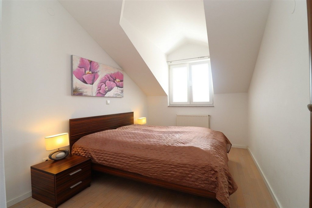 na-prodej-krasny-prostorny-apartman-se-tremi-loznicemi-dvema-terasami-dvema-parkovacimi-misty-s-vyhledem-na-more-vodice-chorvatsko