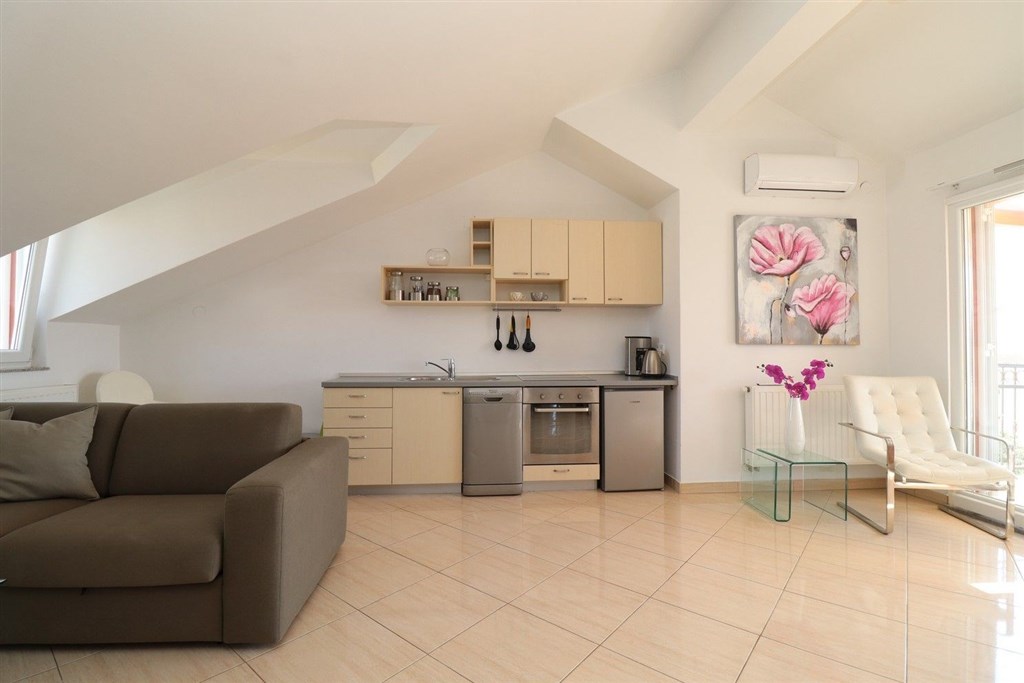 na-prodej-krasny-prostorny-apartman-se-tremi-loznicemi-dvema-terasami-dvema-parkovacimi-misty-s-vyhledem-na-more-vodice-chorvatsko