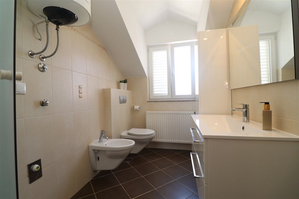 na-prodej-krasny-prostorny-apartman-se-tremi-loznicemi-dvema-terasami-dvema-parkovacimi-misty-s-vyhledem-na-more-vodice-chorvatsko