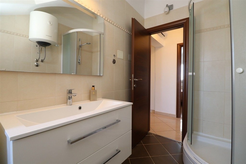 na-prodej-krasny-prostorny-apartman-se-tremi-loznicemi-dvema-terasami-dvema-parkovacimi-misty-s-vyhledem-na-more-vodice-chorvatsko