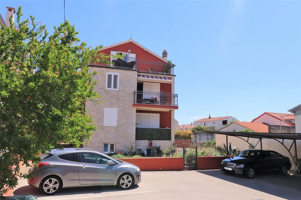 na-prodej-krasny-prostorny-apartman-se-tremi-loznicemi-dvema-terasami-dvema-parkovacimi-misty-s-vyhledem-na-more-vodice-chorvatsko