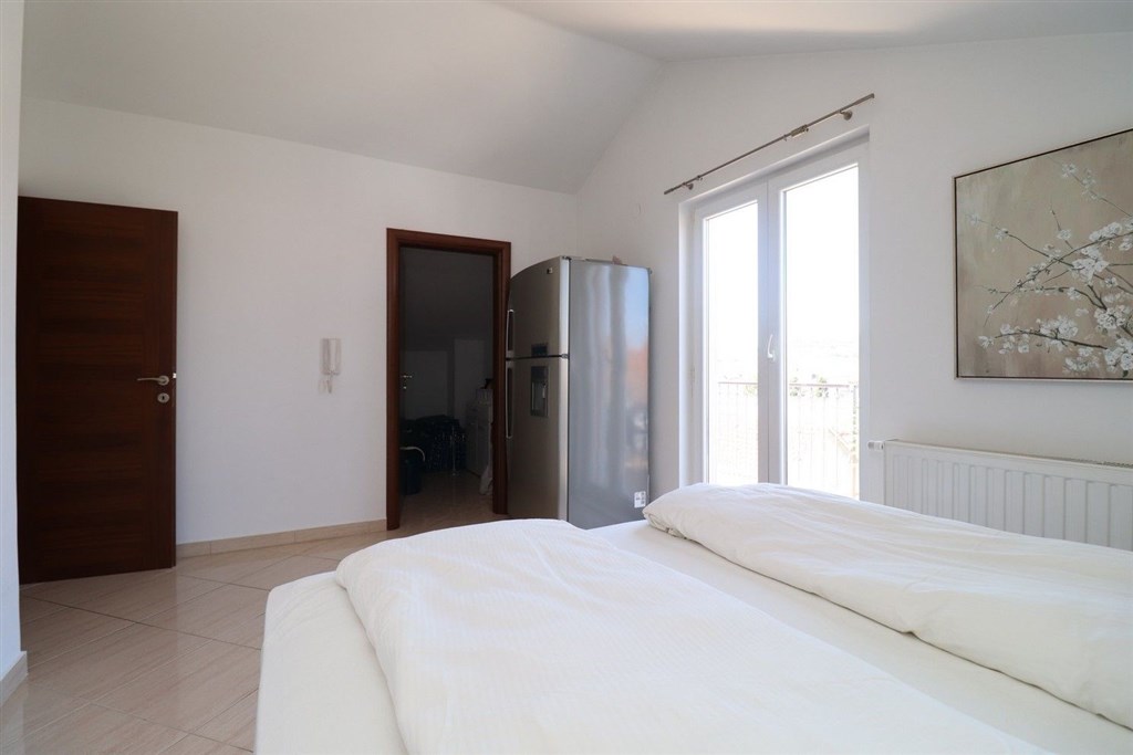 na-prodej-krasny-prostorny-apartman-se-tremi-loznicemi-dvema-terasami-dvema-parkovacimi-misty-s-vyhledem-na-more-vodice-chorvatsko