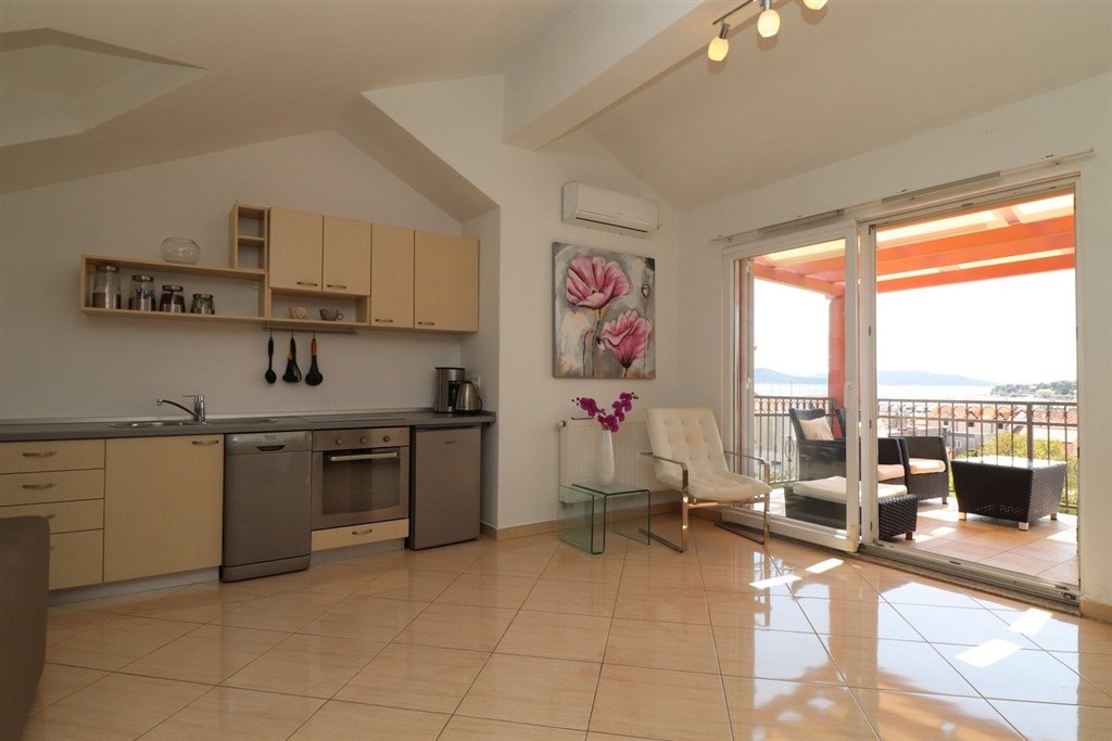 na-prodej-krasny-prostorny-apartman-se-tremi-loznicemi-dvema-terasami-dvema-parkovacimi-misty-s-vyhledem-na-more-vodice-chorvatsko