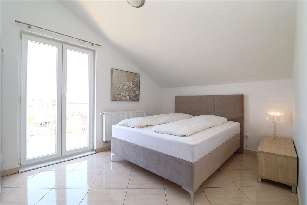 na-prodej-krasny-prostorny-apartman-se-tremi-loznicemi-dvema-terasami-dvema-parkovacimi-misty-s-vyhledem-na-more-vodice-chorvatsko