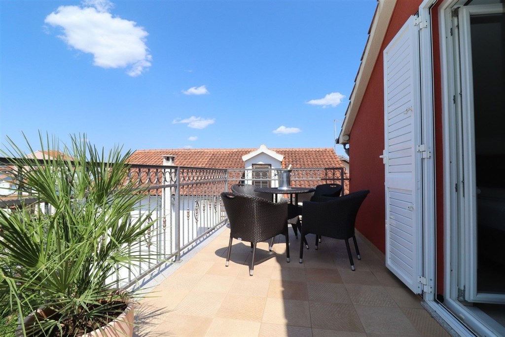 na-prodej-krasny-prostorny-apartman-se-tremi-loznicemi-dvema-terasami-dvema-parkovacimi-misty-s-vyhledem-na-more-vodice-chorvatsko