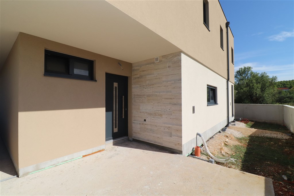 na-prodej-novy-moderni-radovy-rodinny-dum-v-blizkosti-more-tisno-chorvatsko