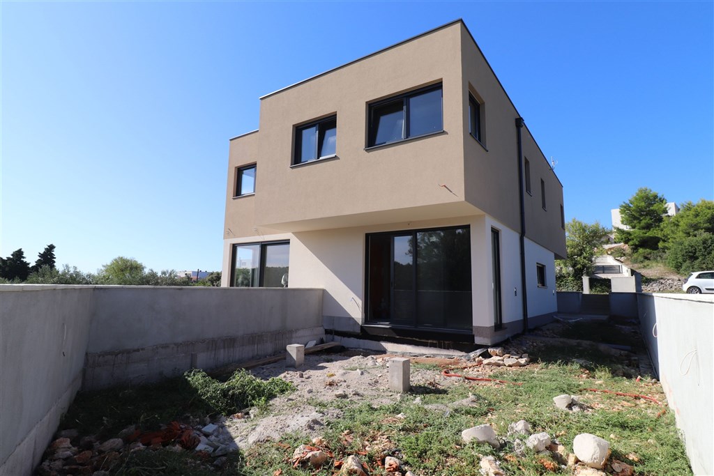 na-prodej-novy-moderni-radovy-rodinny-dum-v-blizkosti-more-tisno-chorvatsko