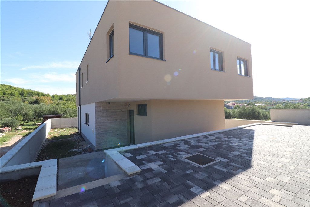 na-prodej-novy-moderni-radovy-rodinny-dum-v-blizkosti-more-tisno-chorvatsko