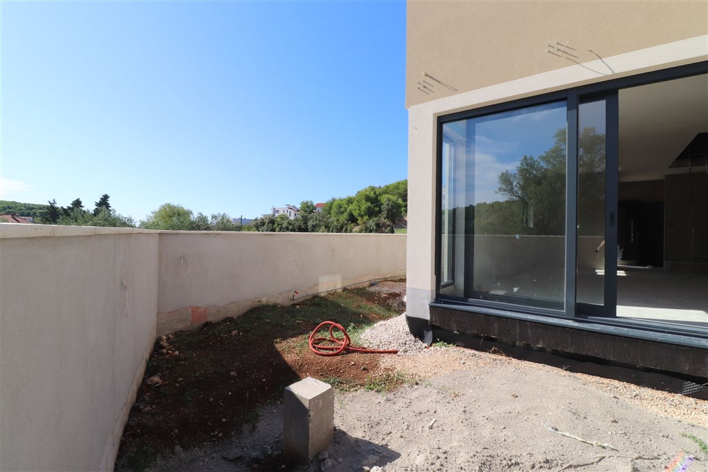 na-prodej-novy-moderni-radovy-rodinny-dum-v-blizkosti-more-tisno-chorvatsko