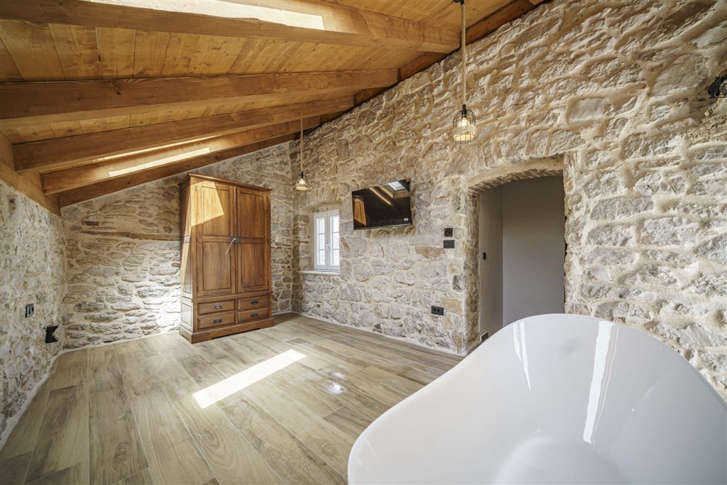 na-prodej-krasne-zrenovovany-kamenny-dum-se-zahradou-a-bazenem-v-tesne-blizkosti-more-v-starobylem-mestecku-tribunj-chorvatsko