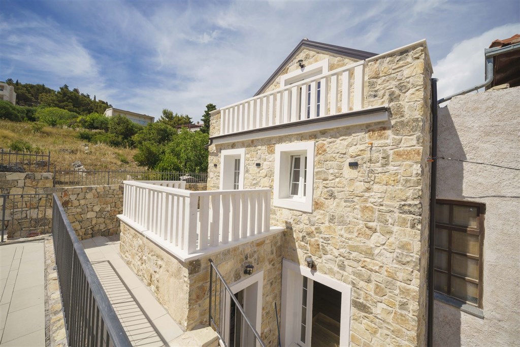 na-prodej-krasne-zrenovovany-kamenny-dum-se-zahradou-a-bazenem-v-tesne-blizkosti-more-v-starobylem-mestecku-tribunj-chorvatsko