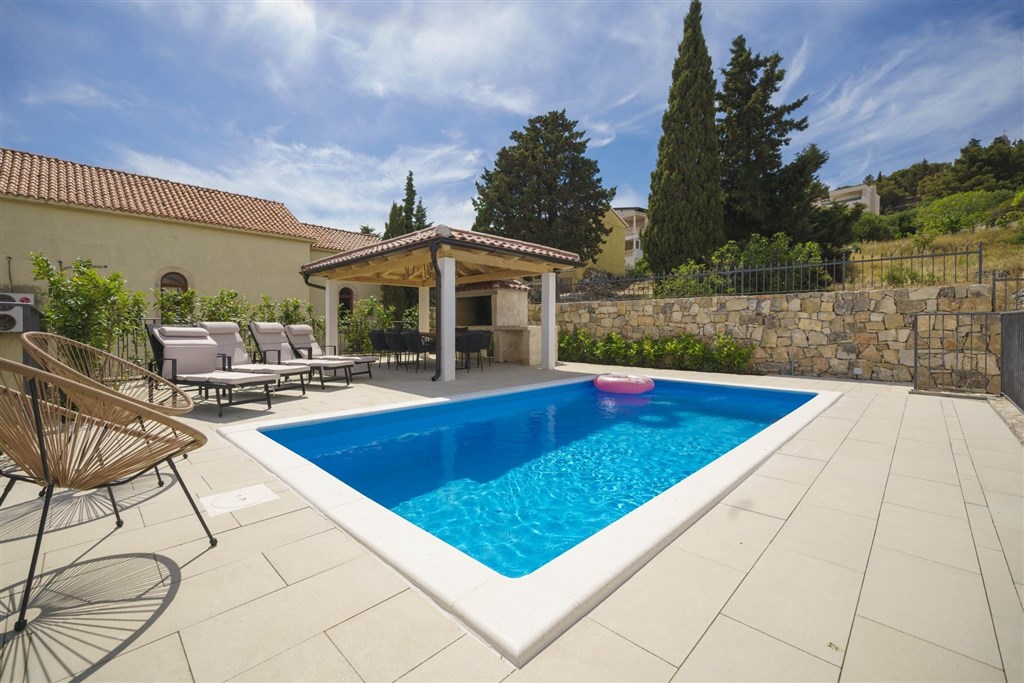 na-prodej-krasne-zrenovovany-kamenny-dum-se-zahradou-a-bazenem-v-tesne-blizkosti-more-v-starobylem-mestecku-tribunj-chorvatsko