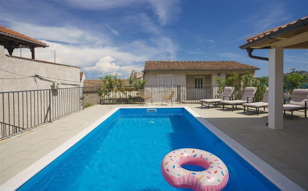 na-prodej-krasne-zrenovovany-kamenny-dum-se-zahradou-a-bazenem-v-tesne-blizkosti-more-v-starobylem-mestecku-tribunj-chorvatsko