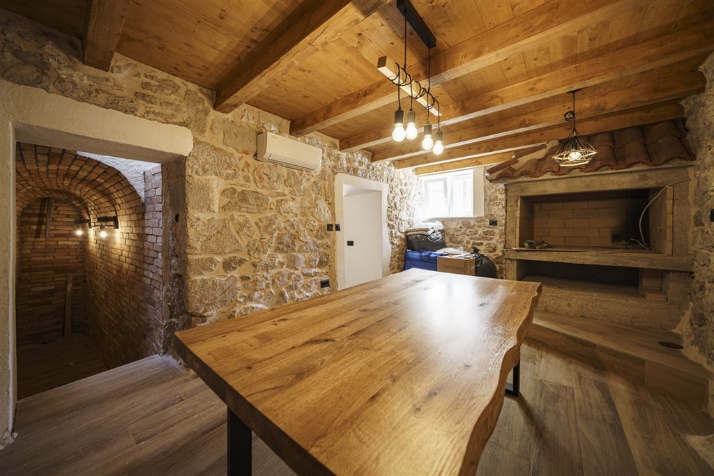 na-prodej-krasne-zrenovovany-kamenny-dum-se-zahradou-a-bazenem-v-tesne-blizkosti-more-v-starobylem-mestecku-tribunj-chorvatsko