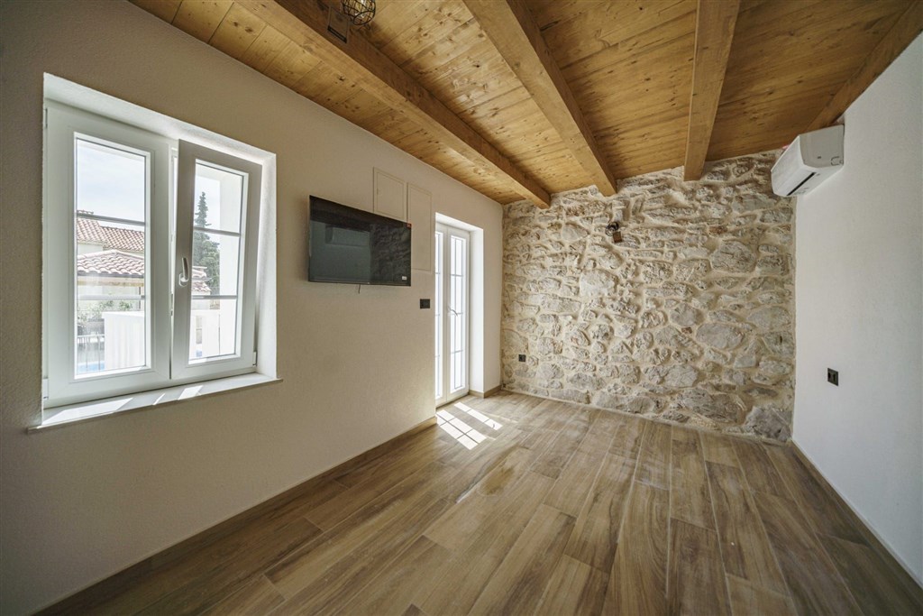 na-prodej-krasne-zrenovovany-kamenny-dum-se-zahradou-a-bazenem-v-tesne-blizkosti-more-v-starobylem-mestecku-tribunj-chorvatsko