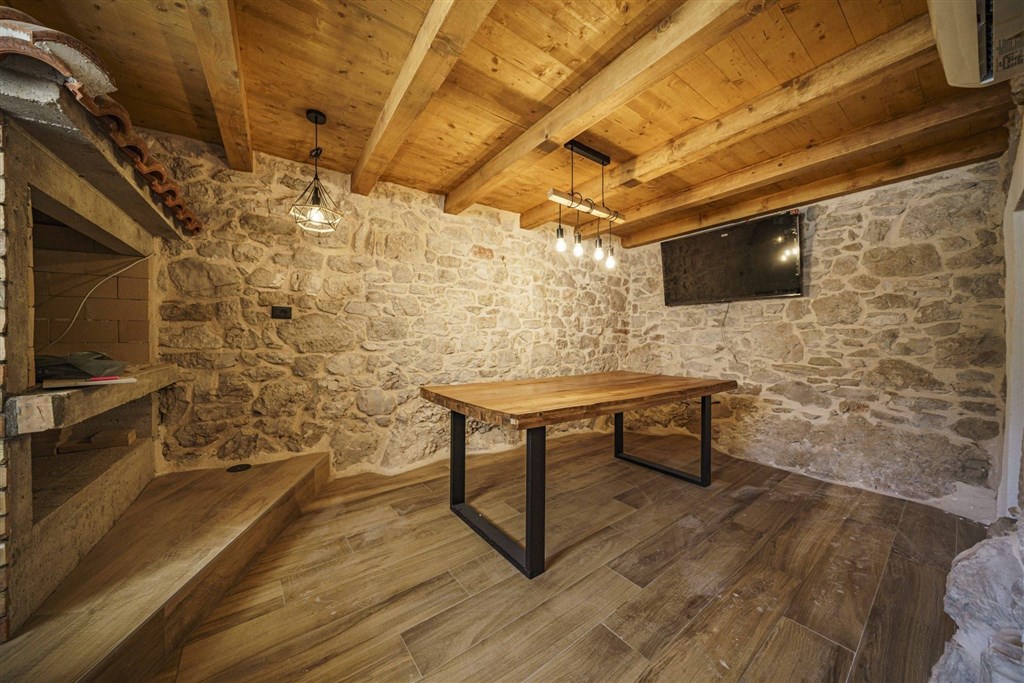 na-prodej-krasne-zrenovovany-kamenny-dum-se-zahradou-a-bazenem-v-tesne-blizkosti-more-v-starobylem-mestecku-tribunj-chorvatsko