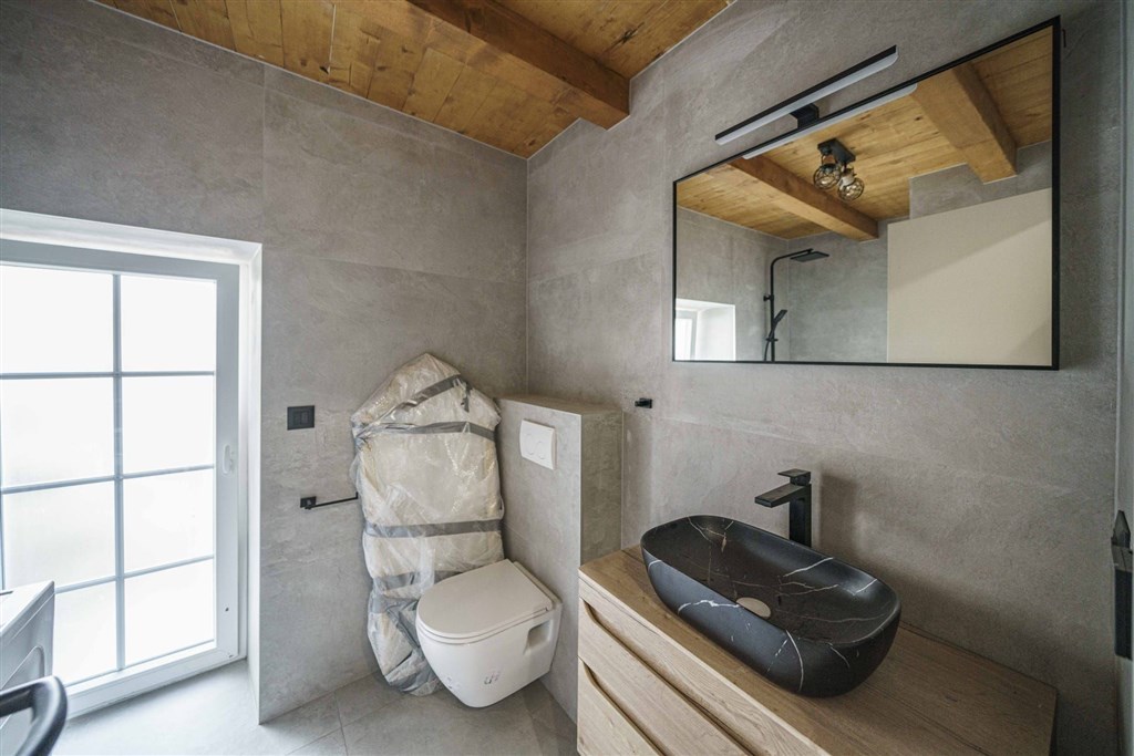 na-prodej-krasne-zrenovovany-kamenny-dum-se-zahradou-a-bazenem-v-tesne-blizkosti-more-v-starobylem-mestecku-tribunj-chorvatsko