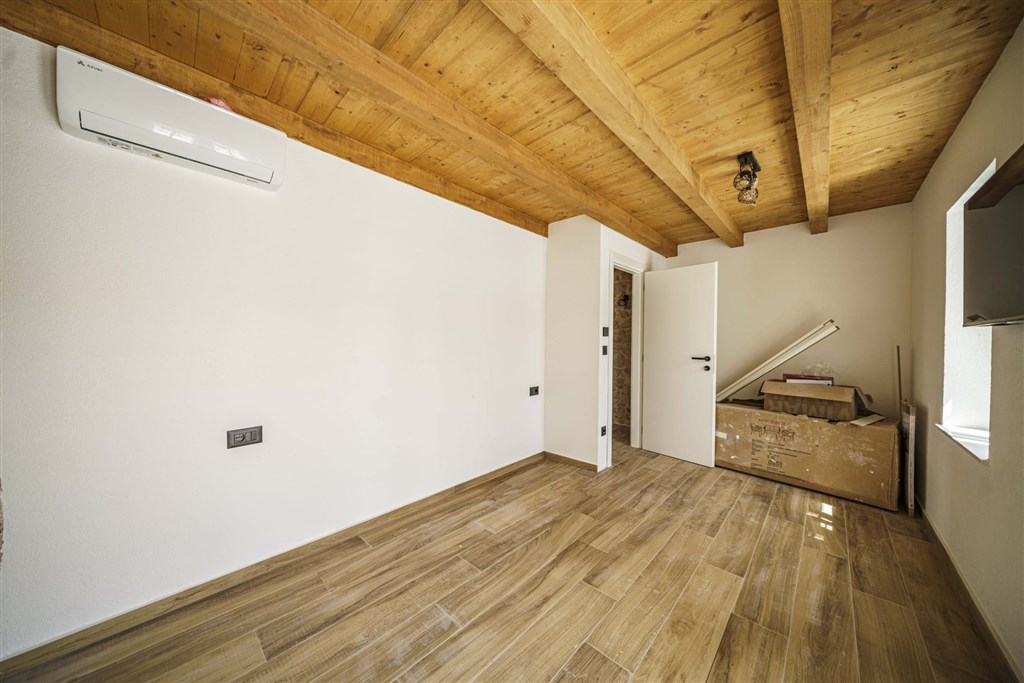 na-prodej-krasne-zrenovovany-kamenny-dum-se-zahradou-a-bazenem-v-tesne-blizkosti-more-v-starobylem-mestecku-tribunj-chorvatsko