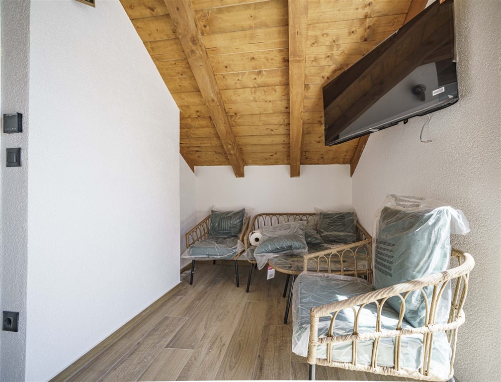 na-prodej-krasne-zrenovovany-kamenny-dum-se-zahradou-a-bazenem-v-tesne-blizkosti-more-v-starobylem-mestecku-tribunj-chorvatsko