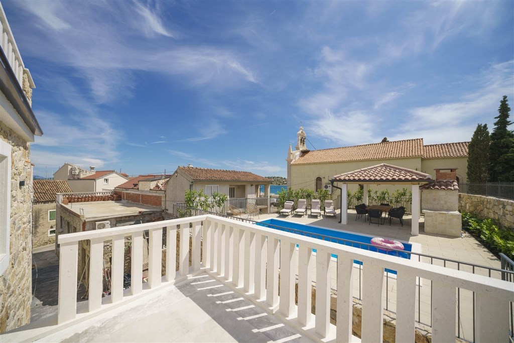 na-prodej-krasne-zrenovovany-kamenny-dum-se-zahradou-a-bazenem-v-tesne-blizkosti-more-v-starobylem-mestecku-tribunj-chorvatsko