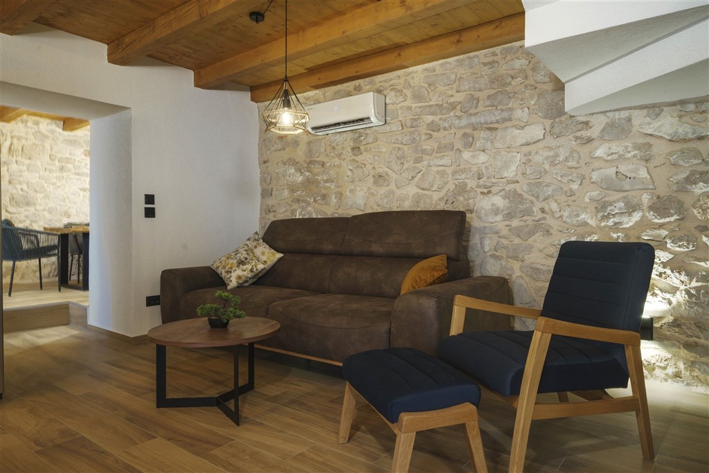 na-prodej-krasne-zrenovovany-kamenny-dum-se-zahradou-a-bazenem-v-tesne-blizkosti-more-v-starobylem-mestecku-tribunj-chorvatsko