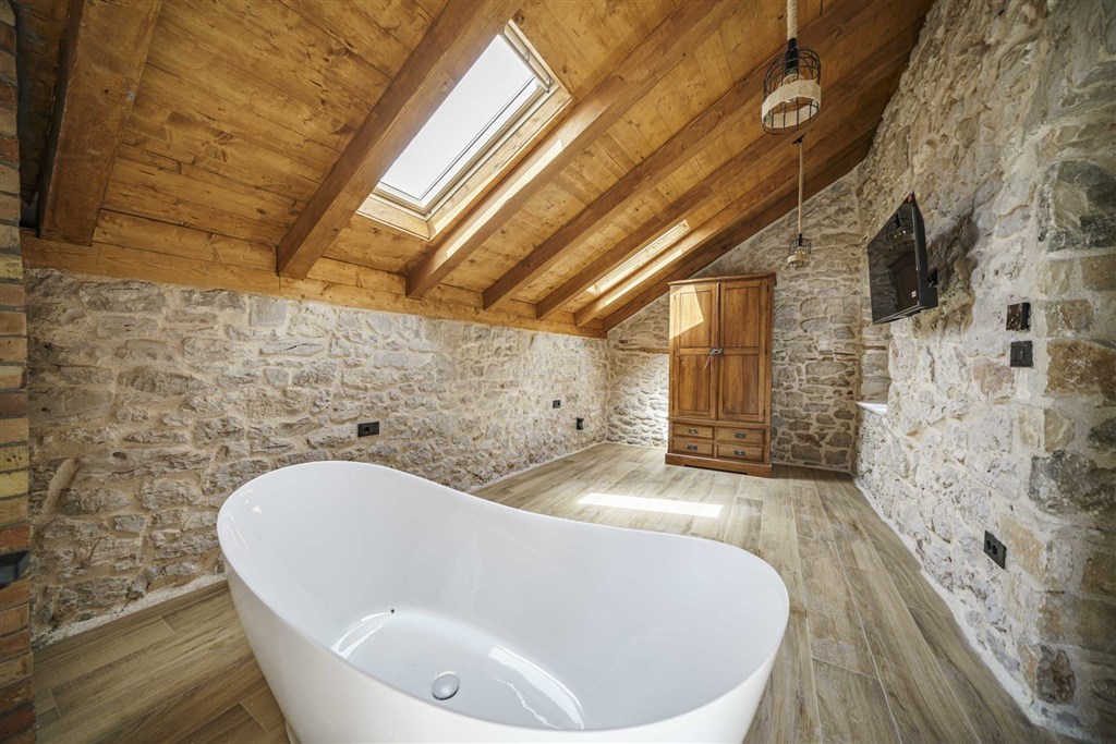 na-prodej-krasne-zrenovovany-kamenny-dum-se-zahradou-a-bazenem-v-tesne-blizkosti-more-v-starobylem-mestecku-tribunj-chorvatsko