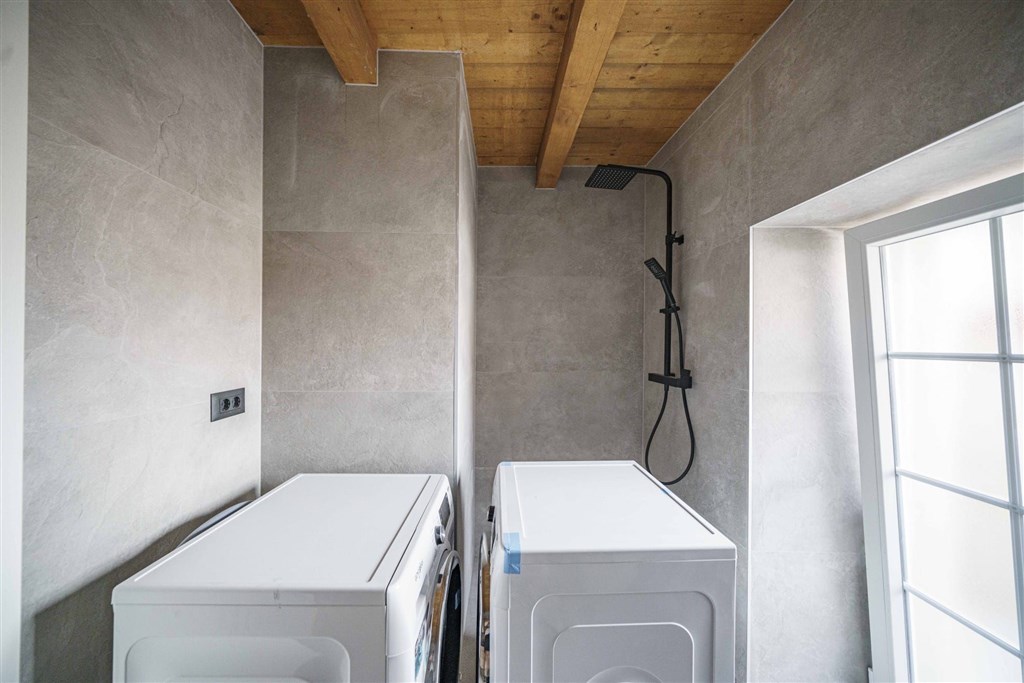 na-prodej-krasne-zrenovovany-kamenny-dum-se-zahradou-a-bazenem-v-tesne-blizkosti-more-v-starobylem-mestecku-tribunj-chorvatsko