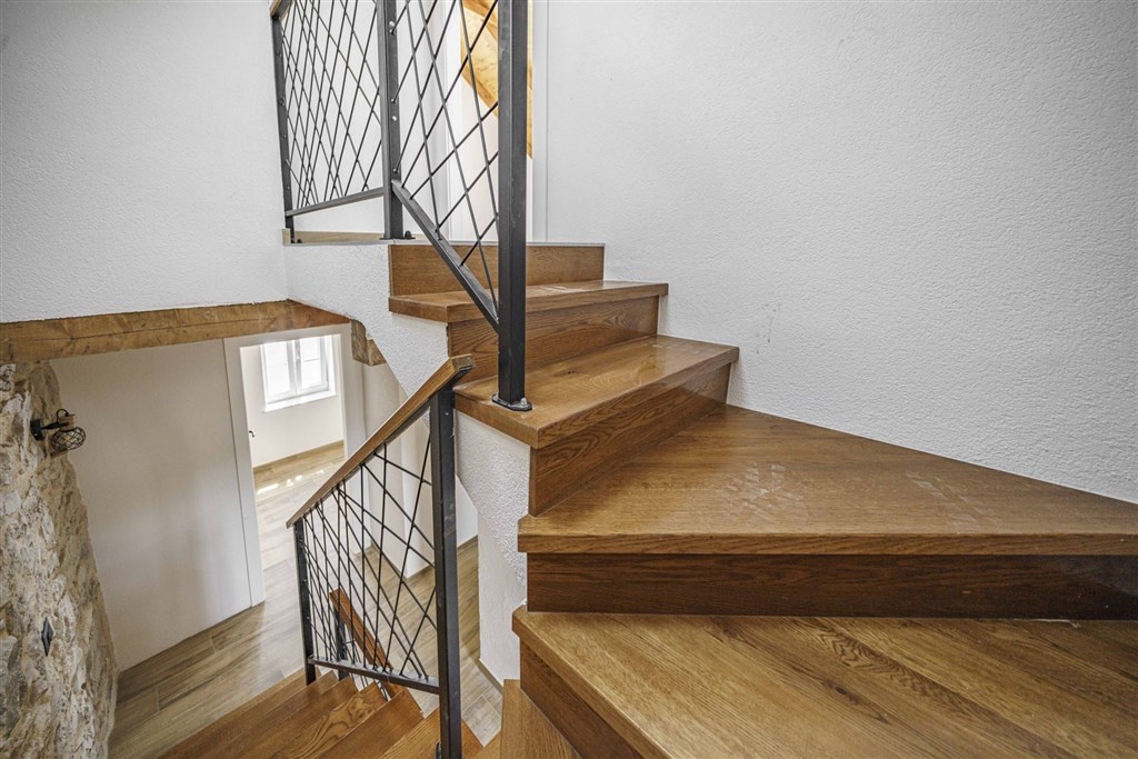 na-prodej-krasne-zrenovovany-kamenny-dum-se-zahradou-a-bazenem-v-tesne-blizkosti-more-v-starobylem-mestecku-tribunj-chorvatsko