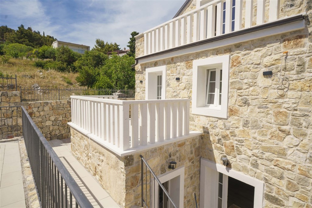 na-prodej-krasne-zrenovovany-kamenny-dum-se-zahradou-a-bazenem-v-tesne-blizkosti-more-v-starobylem-mestecku-tribunj-chorvatsko