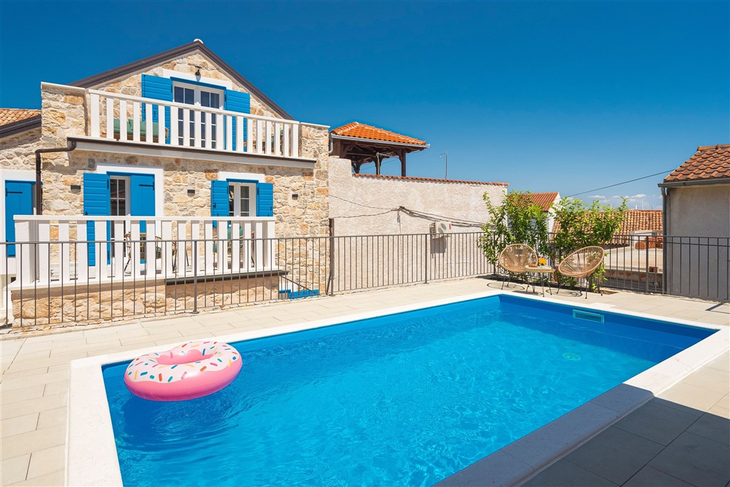 na-prodej-krasne-zrenovovany-kamenny-dum-se-zahradou-a-bazenem-v-tesne-blizkosti-more-v-starobylem-mestecku-tribunj-chorvatsko