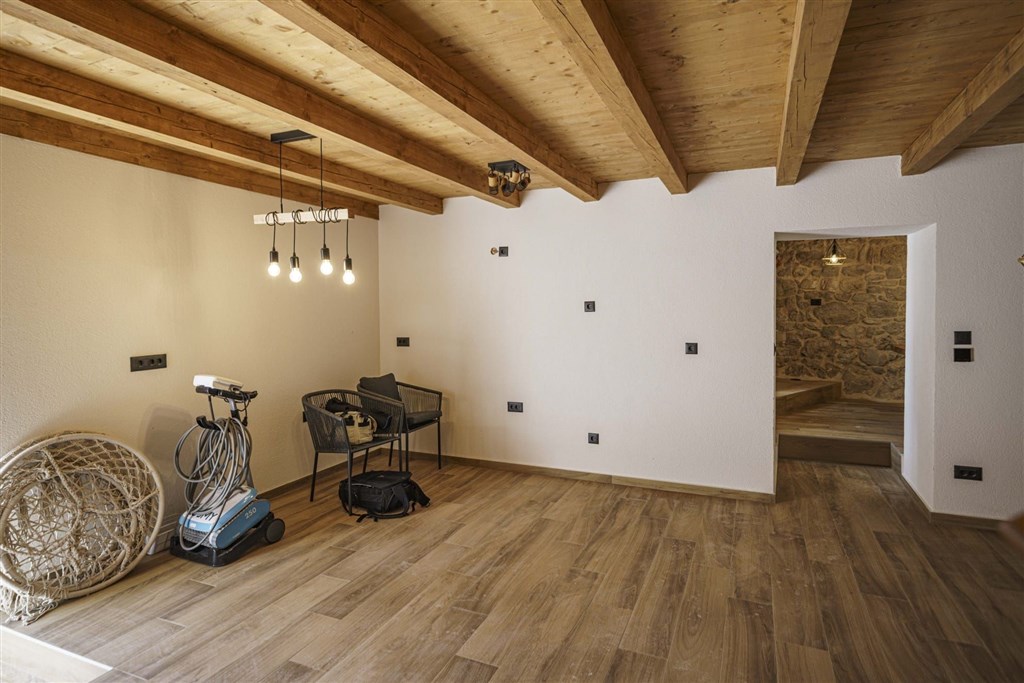 na-prodej-krasne-zrenovovany-kamenny-dum-se-zahradou-a-bazenem-v-tesne-blizkosti-more-v-starobylem-mestecku-tribunj-chorvatsko