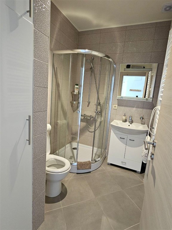 na-prodej-prostorny-apartman-s-primym-vyhledem-na-more-v-prcajn-cerna-hora