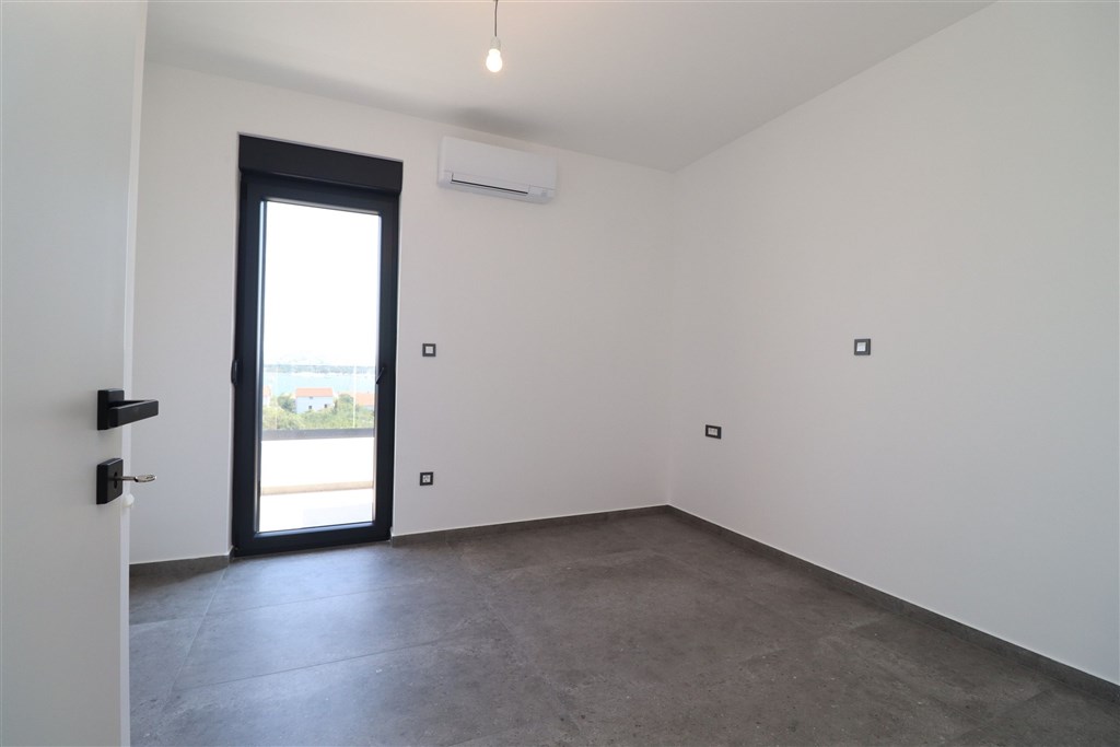 na-prodej-velmi-pekny-novy-moderni-a-prostorny-apartman-s-vyhledem-na-more-murter-chorvatsko
