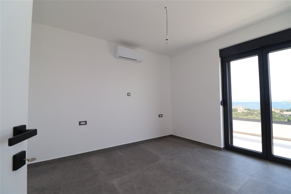 na-prodej-velmi-pekny-novy-moderni-a-prostorny-apartman-s-vyhledem-na-more-murter-chorvatsko
