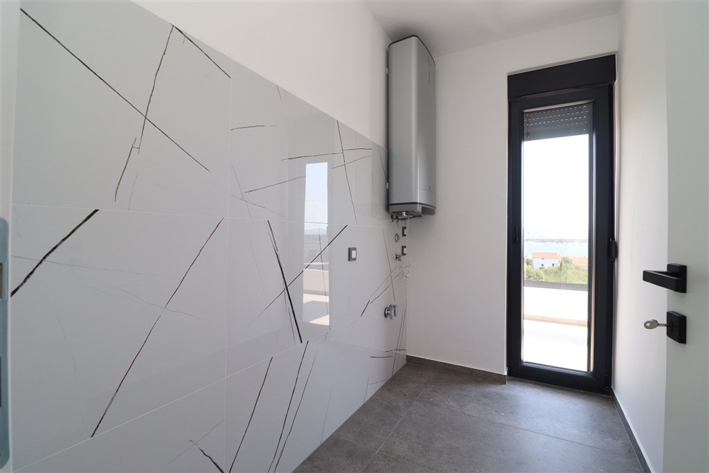 na-prodej-velmi-pekny-novy-moderni-a-prostorny-apartman-s-vyhledem-na-more-murter-chorvatsko