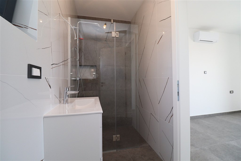 na-prodej-velmi-pekny-novy-moderni-a-prostorny-apartman-s-vyhledem-na-more-murter-chorvatsko