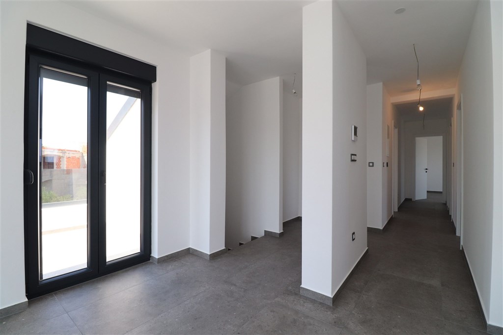 na-prodej-velmi-pekny-novy-moderni-a-prostorny-apartman-s-vyhledem-na-more-murter-chorvatsko